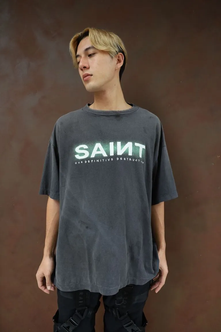 SAINT MXXXXXX SAINT SS TEE/BLK Green SAINT BOX LOGO short sleeves Washed black S-XL Look for cylindrical fabrics without side seams. Don’t buy open ones anymore. It’s boring. Assute garments are dyed. The whole piece is sprayed with horse-hair spray. Then spray it again to fade. The collar and cuffs are frayed. Many places are damaged. Authentic grade printing is restored. Accessories are complete. With little angel anti-counterfeiting label.